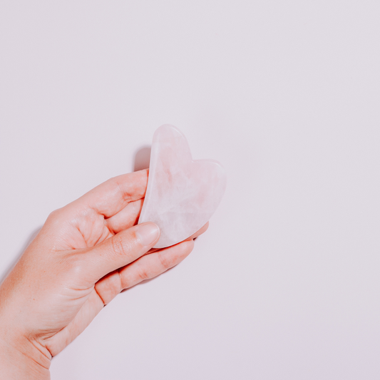 Natürliche Gesichtspflege: Strahlende Haut mit Face Yoga, Gua Sha & Faceroller