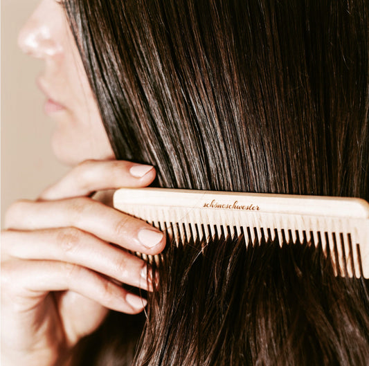 Natürliche Haarpflege mit hochwertigen Kämmen