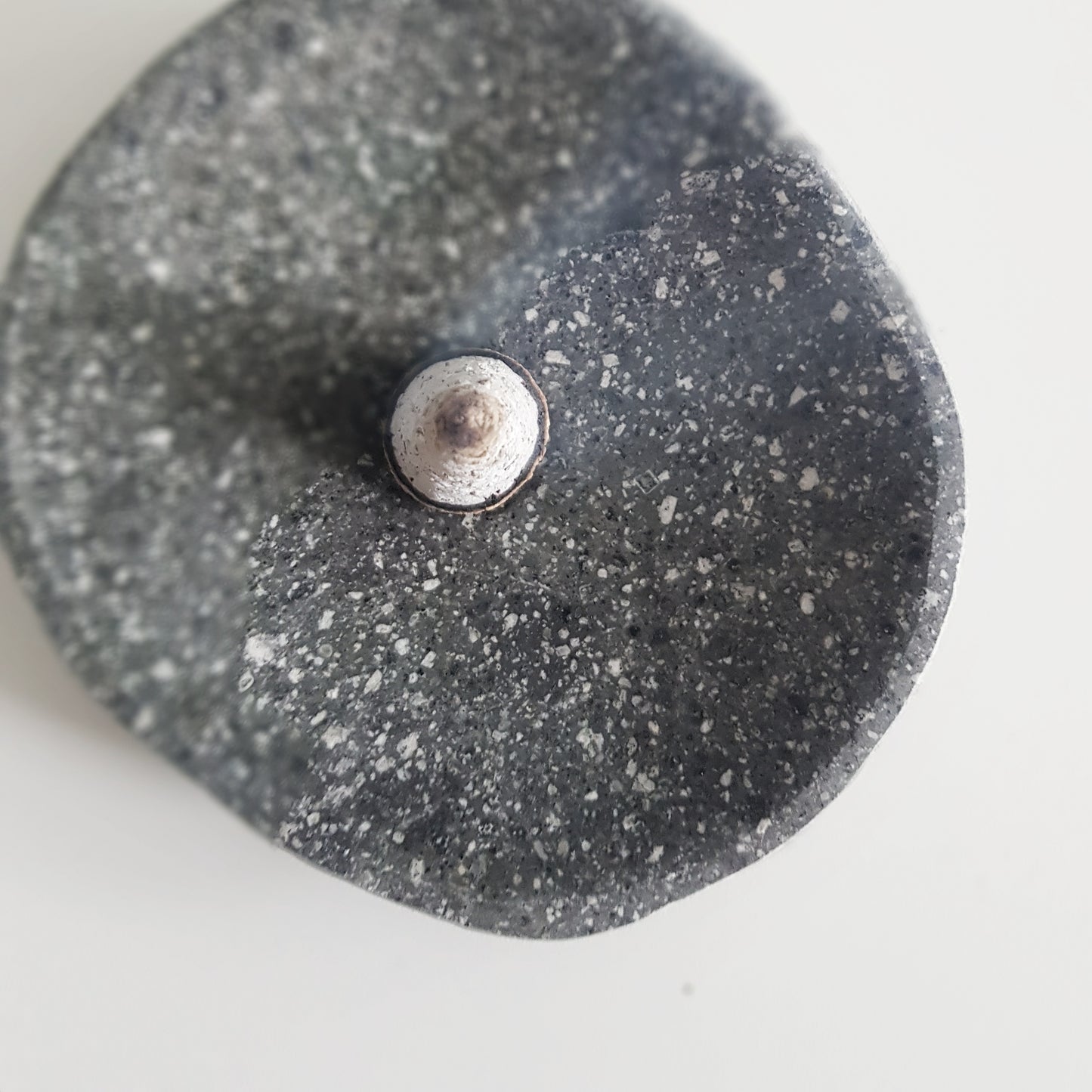 Räucherschale aus Stein für Räucherkegel – Robuste und elegante Schale aus hochwertigem Stein, perfekt für das Abbrennen von Räucherkegeln. Sorgt für eine sichere und stilvolle Räucherzeremonie und fängt Asche zuverlässig auf.