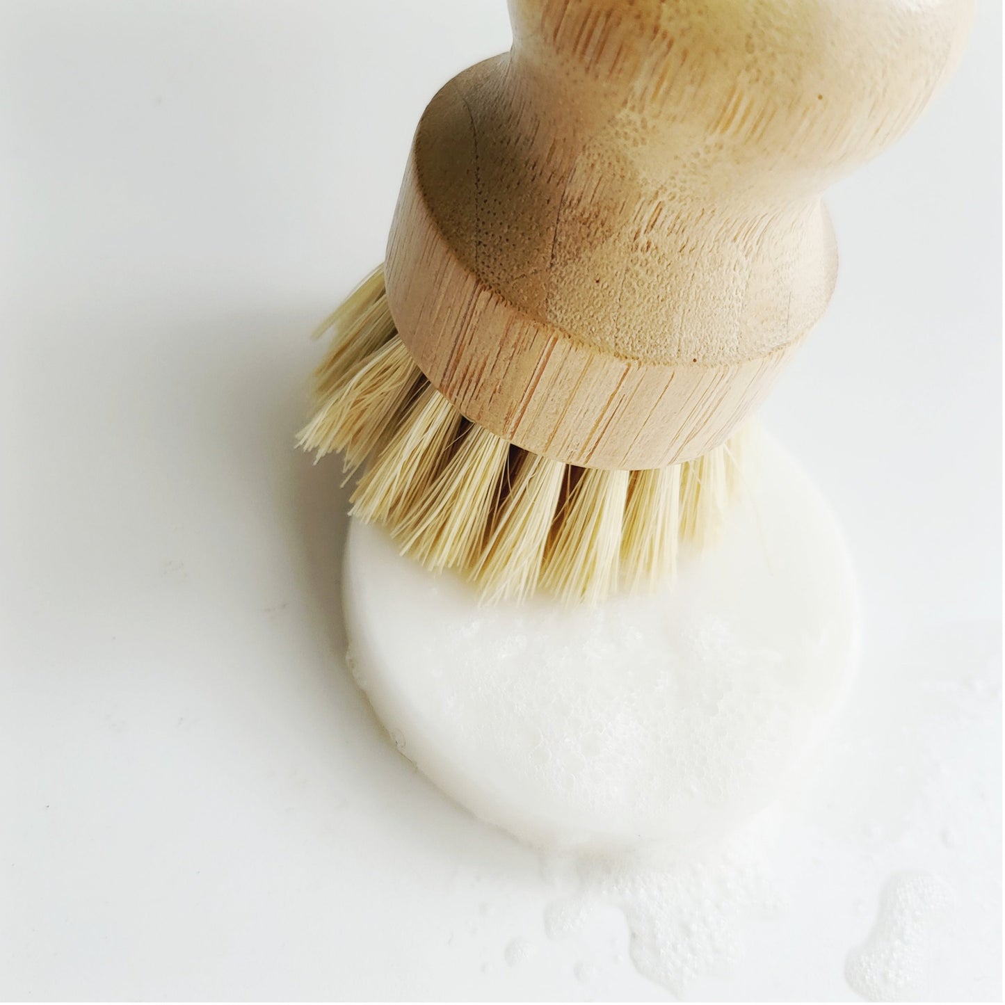 Spülseife ist biologisch abbaubar, enthält keine schädlichen Chemikalien und ist daher eine umweltfreundliche Wahl für die Haushaltsreinigung.