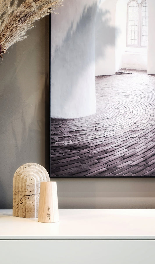 Handgefertigter Diffuser aus heimischer Esche – verbindet natürliches Design mit effektiver Raumbeduftung.