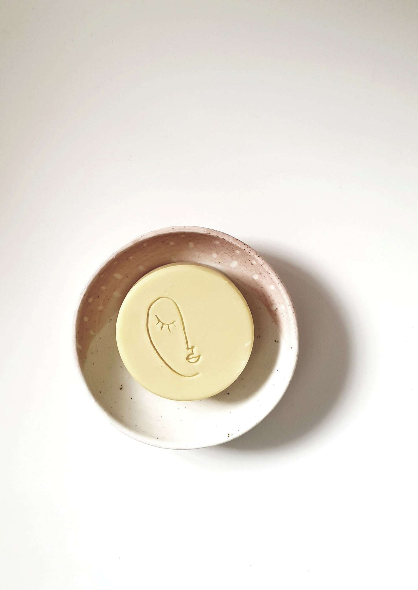 Naturseife mit Hagebuttenkernöl – Eine sanfte, pflegende Seife, die mit dem wertvollen Hagebuttenkernöl angereichert ist. Ideal für trockene und empfindliche Haut, spendet Feuchtigkeit, regeneriert und fördert die Hauterneuerung für ein glattes, gesundes Hautbild.