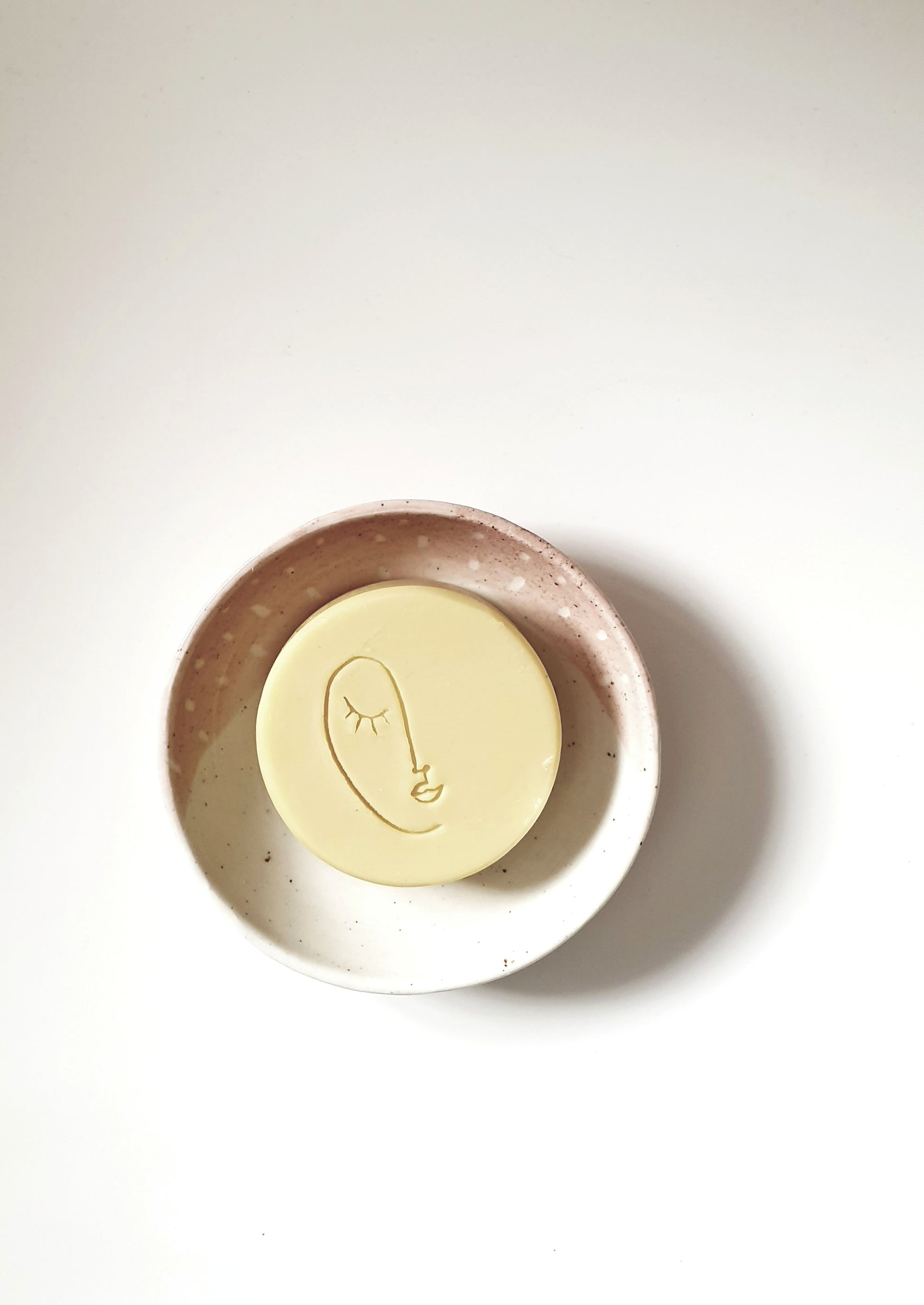 Naturseife mit Hagebuttenkernöl – Eine sanfte, pflegende Seife, die mit dem wertvollen Hagebuttenkernöl angereichert ist. Ideal für trockene und empfindliche Haut, spendet Feuchtigkeit, regeneriert und fördert die Hauterneuerung für ein glattes, gesundes Hautbild.