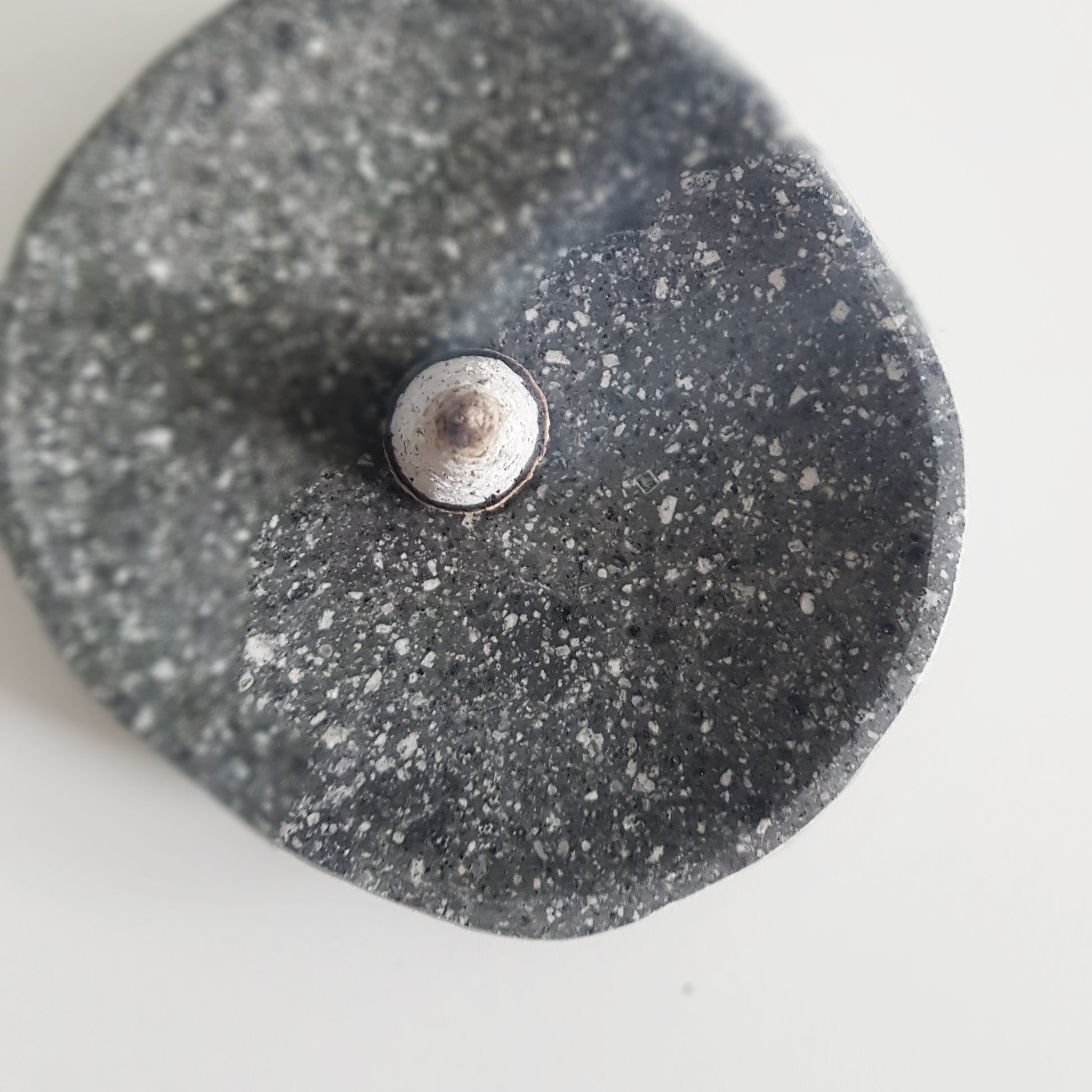 Räucherschale aus Stein für Räucherkegel – Robuste und elegante Schale aus hochwertigem Stein, perfekt für das Abbrennen von Räucherkegeln. Sorgt für eine sichere und stilvolle Räucherzeremonie und fängt Asche zuverlässig auf.