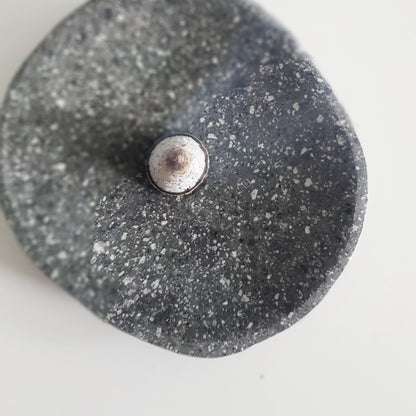 Räucherschale aus Stein für Räucherkegel – Robuste und elegante Schale aus hochwertigem Stein, perfekt für das Abbrennen von Räucherkegeln. Sorgt für eine sichere und stilvolle Räucherzeremonie und fängt Asche zuverlässig auf.