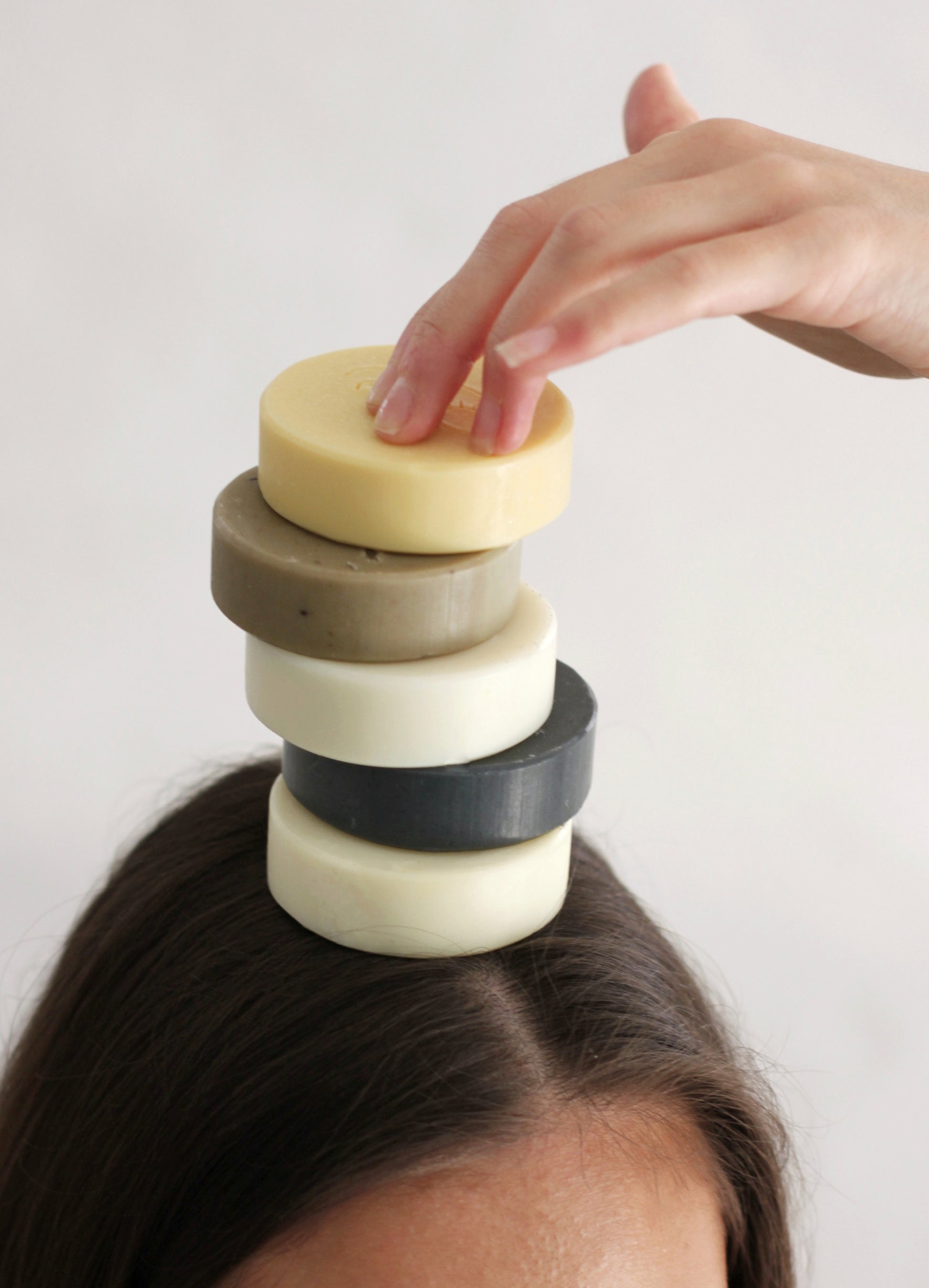 Naturseife mit Hagebuttenkernöl – Eine sanfte, pflegende Seife, die mit dem wertvollen Hagebuttenkernöl angereichert ist. Ideal für trockene und empfindliche Haut, spendet Feuchtigkeit, regeneriert und fördert die Hauterneuerung für ein glattes, gesundes Hautbild.