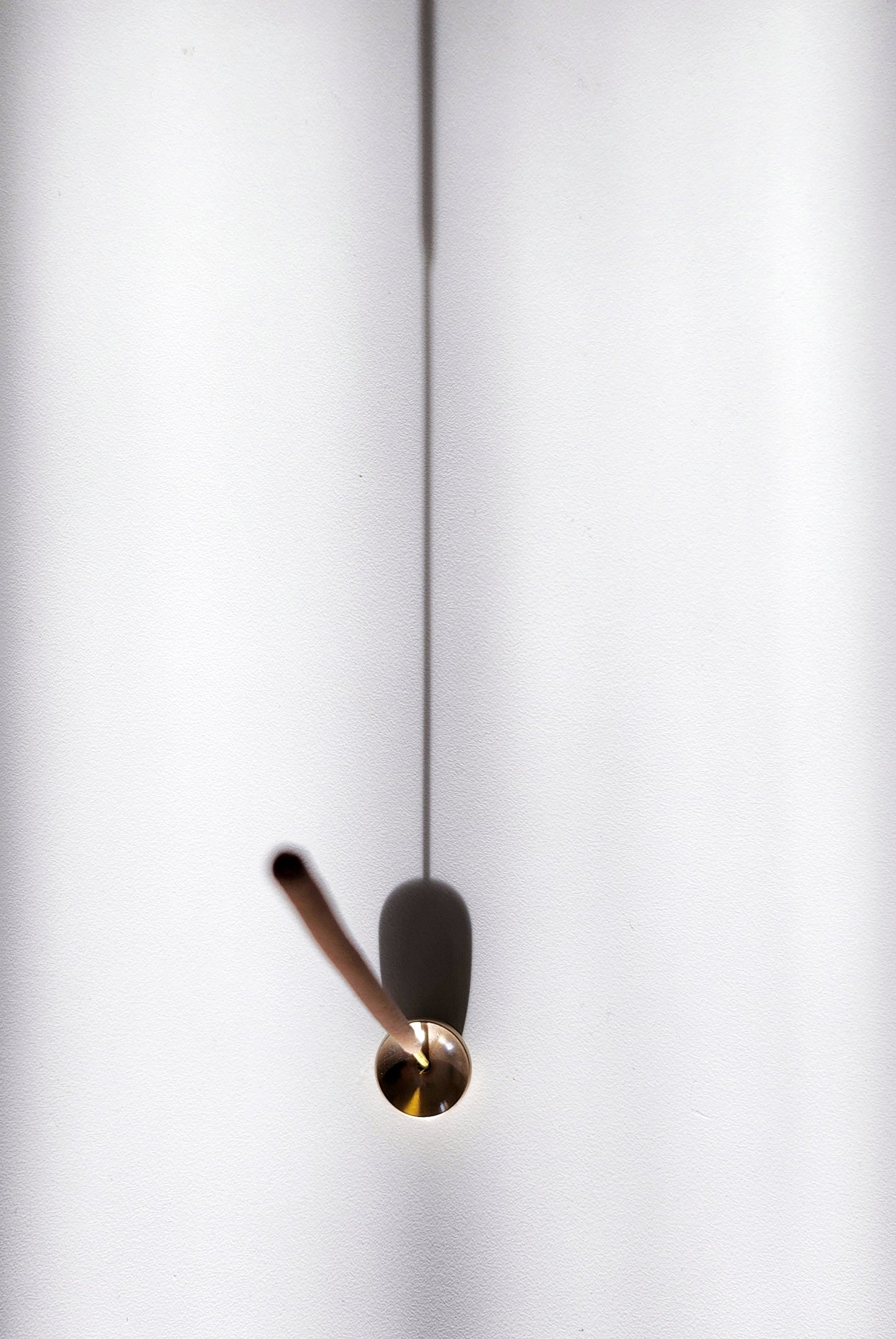 Minimalistischer Räucherstäbchenhalter aus Messing für Räucherstäbchen. 