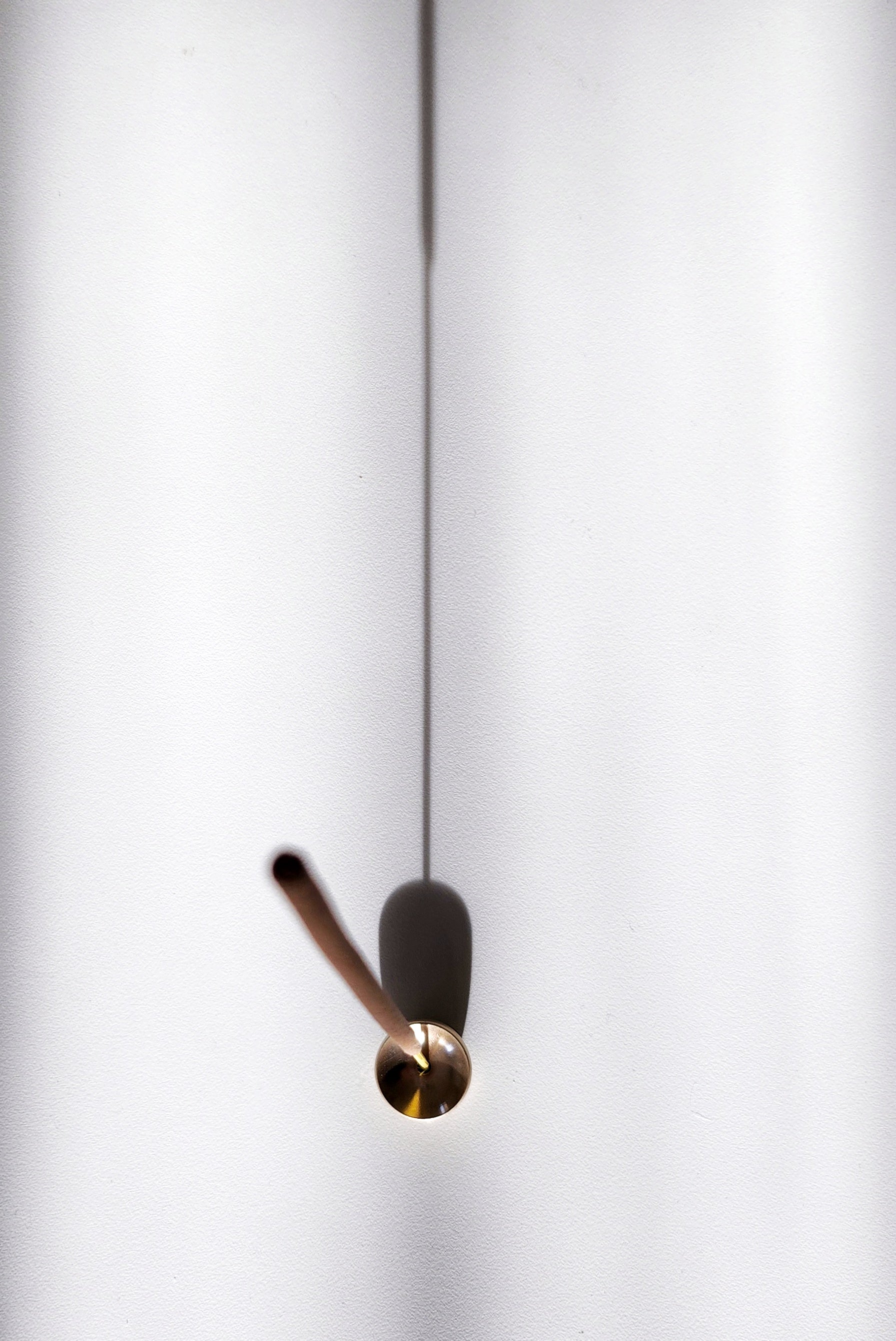 Minimalistischer Räucherstäbchenhalter aus Messing für Räucherstäbchen. 