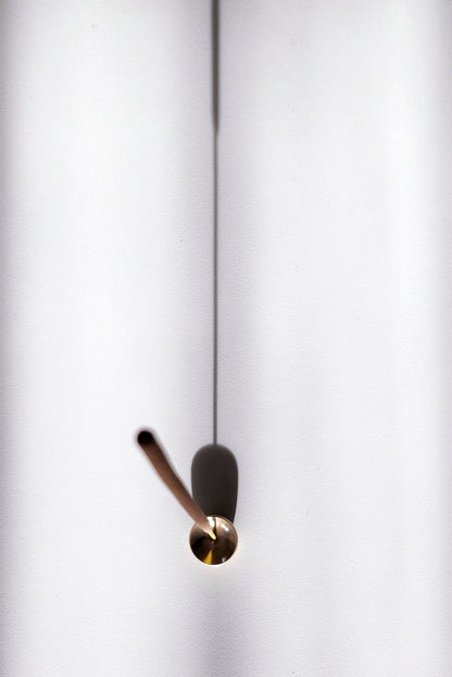 Minimalistischer Räucherstäbchenhalter aus Messing für Räucherstäbchen. 