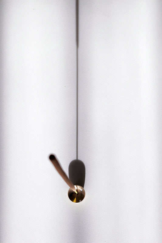 Minimalistischer Räucherstäbchenhalter aus Messing für Räucherstäbchen. 