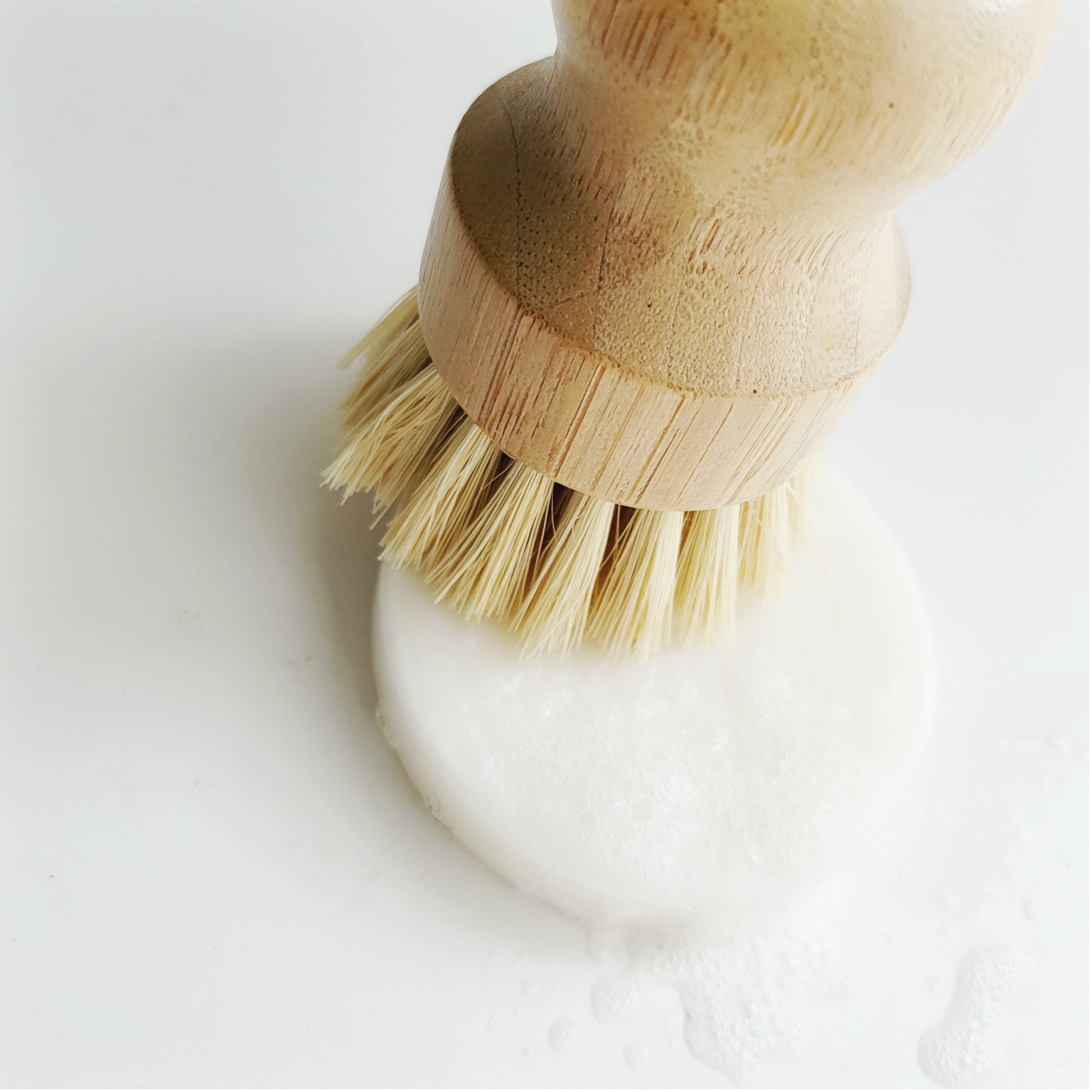 Spülseife ist biologisch abbaubar, enthält keine schädlichen Chemikalien und ist daher eine umweltfreundliche Wahl für die Haushaltsreinigung. 